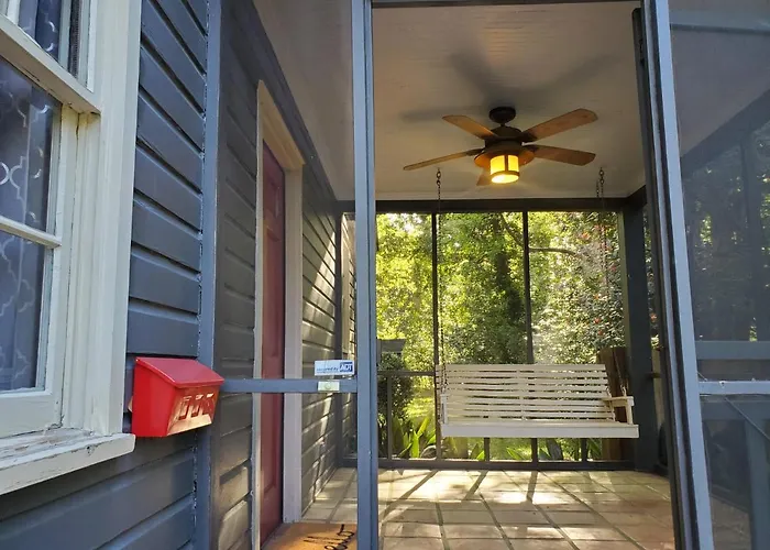 Cheerful 2 Bedroom Near Colleges, Downtown, Attractions