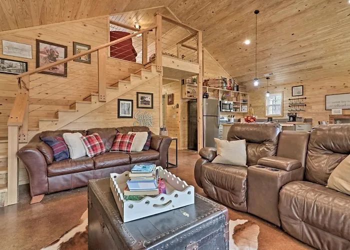 Peaceful Family Cabin On 10 Acres W/ Game Room!